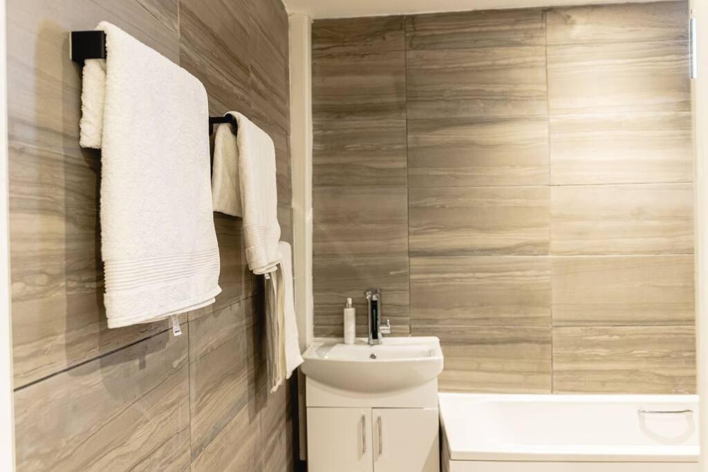 2 Bed With Free Parking Apartment London Exterior photo